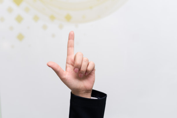 女商人用一根手指着重要的信息。高管在诉讼中陈述关键信息。女性展示重要的通知。图片下载