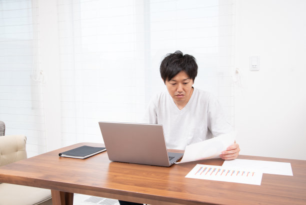 年轻的日本人在客厅远程办公图片下载