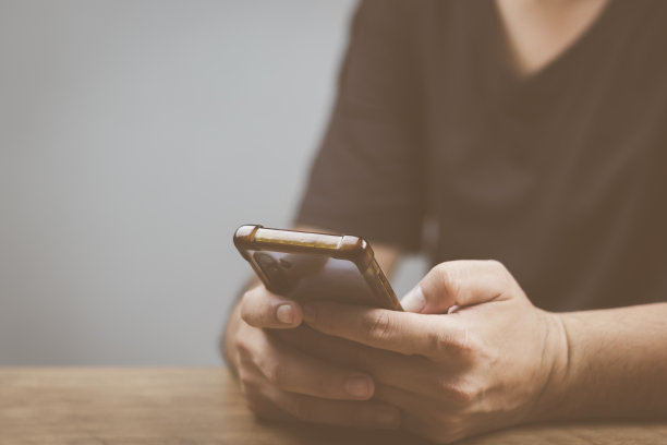 社交媒体人使用智能电话接入在线媒体，通过互联网，有营销回答客户的聊天。在家工作图片下载