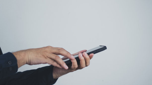 社交媒体人使用智能手机接入在线媒体，通过互联网，有营销回答客户的聊天。在家工作图片下载