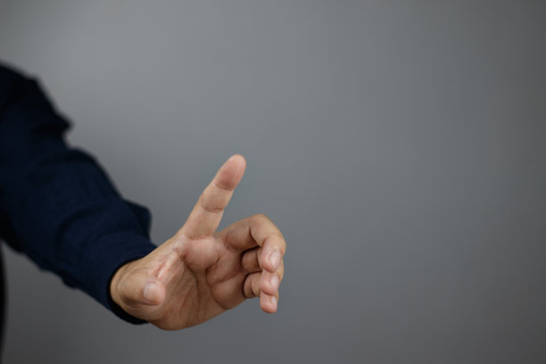 男人的手的概念这个男人把他的手张开到他的胸部。适合制作产品、产品或符号与图片组合在一起。图片下载