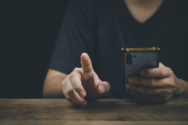 社交媒体人使用智能电话接入在线媒体，通过互联网，有营销回答客户的聊天。在家工作图片下载