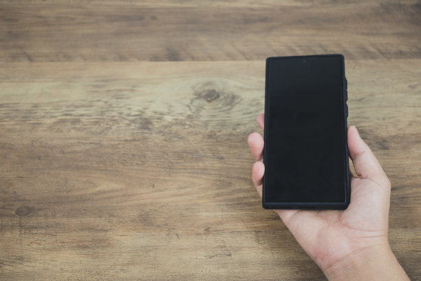 社交媒体人使用智能电话接入在线媒体，通过互联网，有营销回答客户的聊天。在家工作图片下载