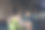 亚洲女性健身训练，与专业教练举哑铃。图片下载