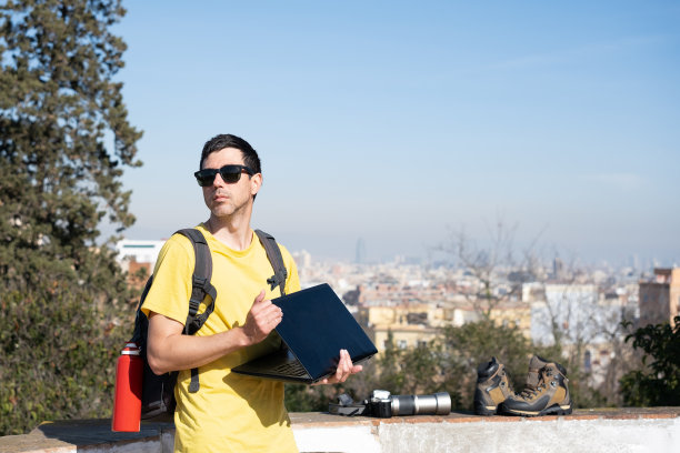 数字游民在城市环境中旅行时，用笔记本电脑工作和经营网上业务。企业家旅行理念和另类生活方式。图片下载