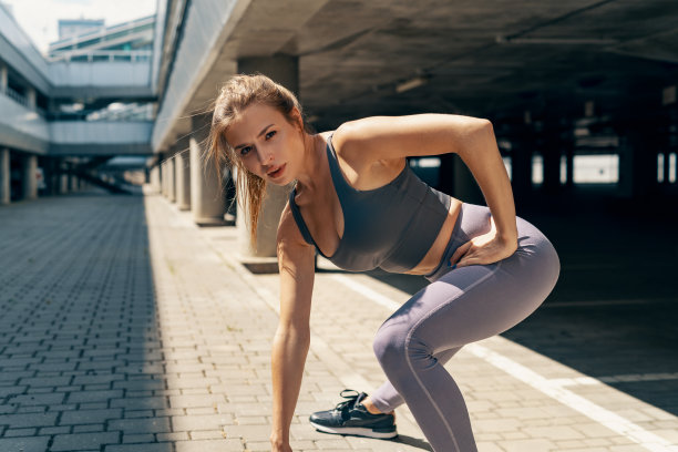 活泼的女生向前做单腿步弓步练习图片下载