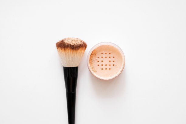 刷子和矿物散粉对白色背景特写俯视图图片下载