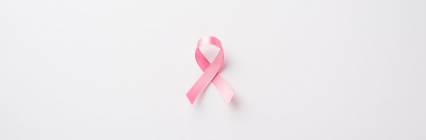 俯视图照片的粉红色绸带象征乳腺癌意识在孤立的白色背景图片下载