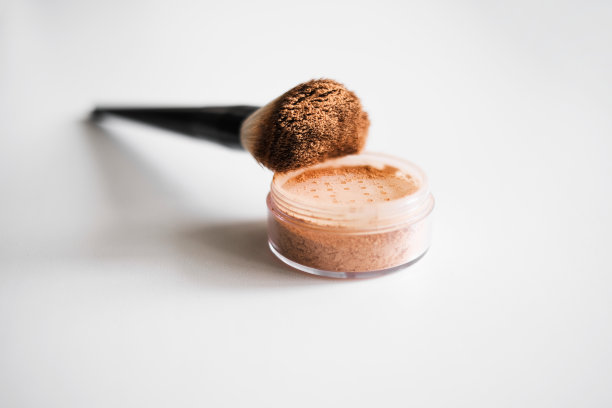 刷和矿物散粉在白色背景图片下载