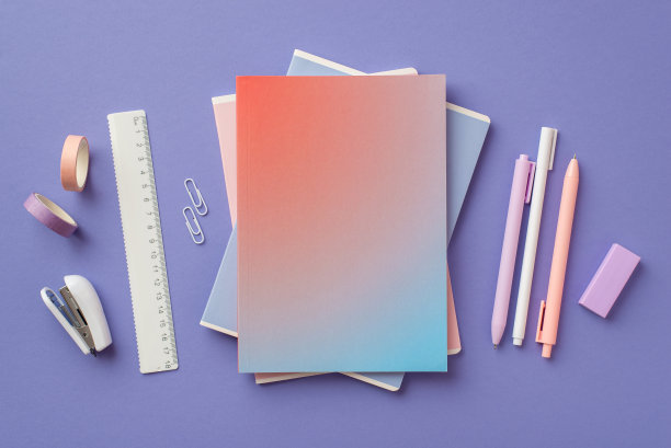 学习用品的概念。俯视图照片的时尚梯度彩色日记笔胶带订书机尺子夹和橡皮在孤立的紫罗兰背景图片下载