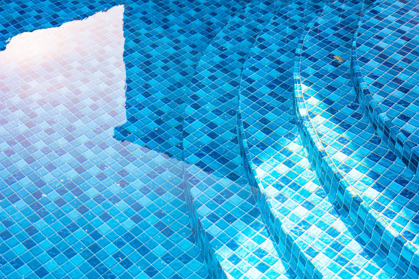 乙烯一池。户外照片的马赛克图案的住宅游泳池。游泳池有台阶。流水的感觉。图片下载