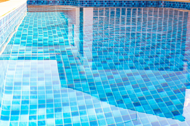 乙烯一池。户外照片的马赛克图案的住宅游泳池。图片下载