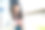 微笑的商业女性在火车站等待时使用智能手机-迷人的年轻学生女孩站在火车站站台上使用手机图片下载
