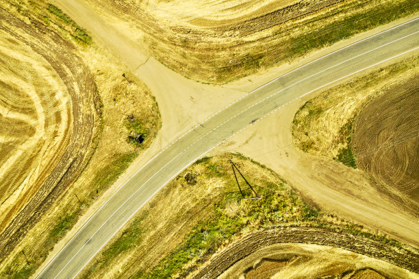 在阳光炙烤的大草原上的十字路口俯瞰图片下载