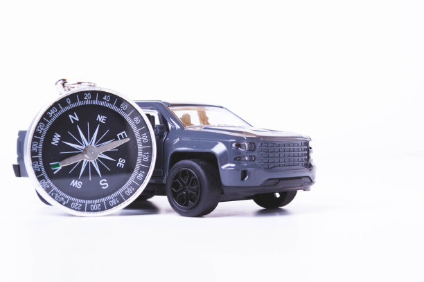 旅游是自驾旅游。乘汽车旅行。指南针和汽车。Autotourism。图片下载
