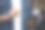 关闭了。一名不健康的吸烟成瘾男子穿着牛仔裤衬衫和白色t恤站在户外，以城市为背景，用智能手机浏览社交媒体。没有脸可见图片下载