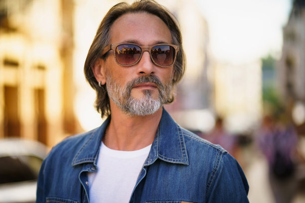 看着城市的城市享受自由的时间成熟的男人走在街上。英俊的中年男子站在老城区等待他的妻子或女士约会。在老城旅行的成熟男人图片下载