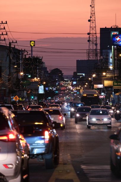 泰国芭堤雅的中央大街，晚高峰时间图片下载
