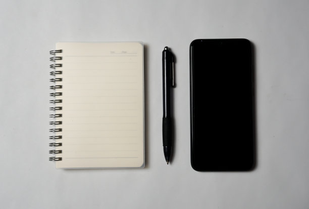 从上面看，有一个笔记本，一支笔和一个智能手机图片下载