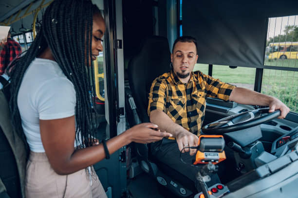 公交车司机向一名女乘客售票图片下载