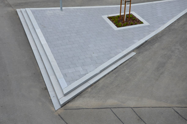 宽大的花岗石楼梯看起来很有代表性。铺有鹅卵石瓷砖和金属纵向排水沟，用于院子表面排水图片下载