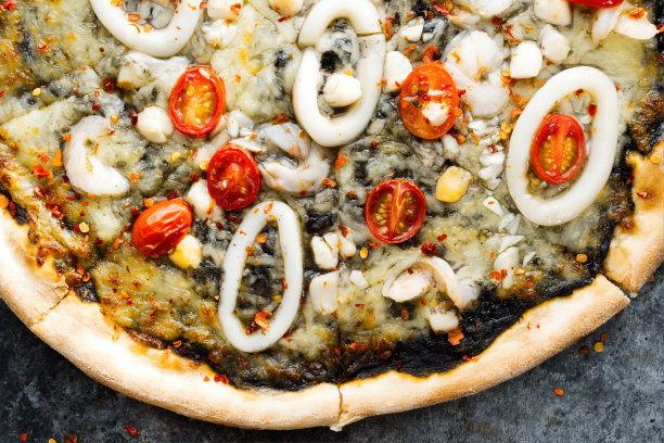 意大利乡村鱿鱼墨黑海鲜披萨图片下载