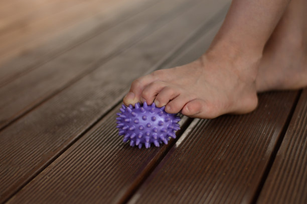 放松脚部肌肉的肌筋膜按摩球在家里，特写。图片下载