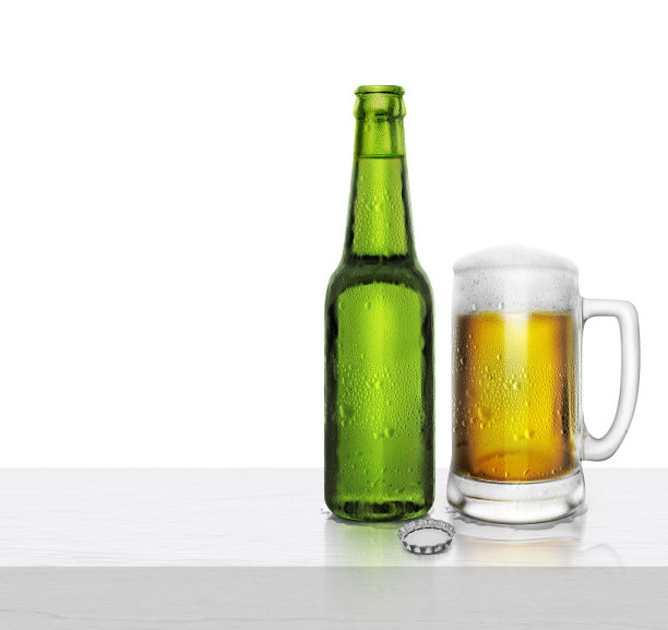 白色的木桌上放着玻璃和有水滴的啤酒图片下载