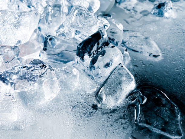 冰块的形状已经被调整为添加了颜色，它将帮助刷新，让你感觉很好。冰的背景图片下载