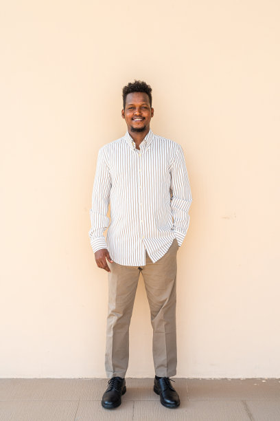 英俊的黑人青年肖像图片下载