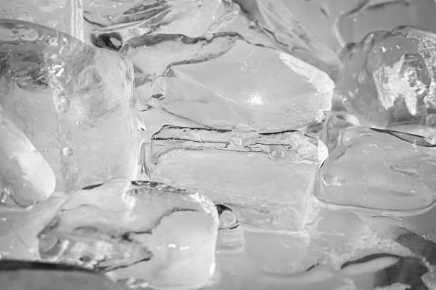 冰块的形状已经被调整为添加了颜色，它将帮助刷新，让你感觉很好。冰的背景图片下载