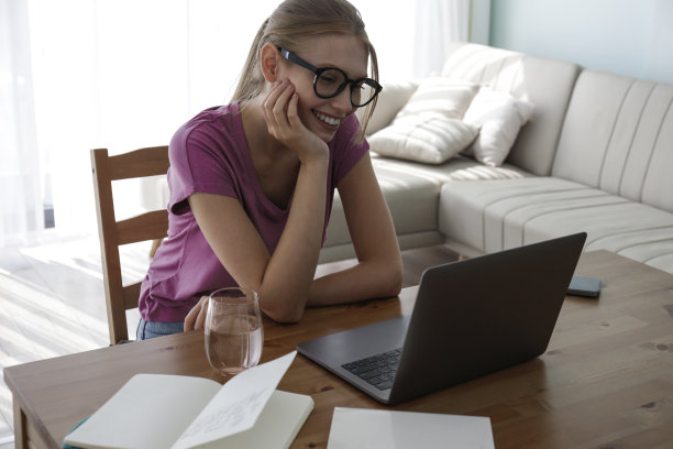 年轻女子在家。图片下载