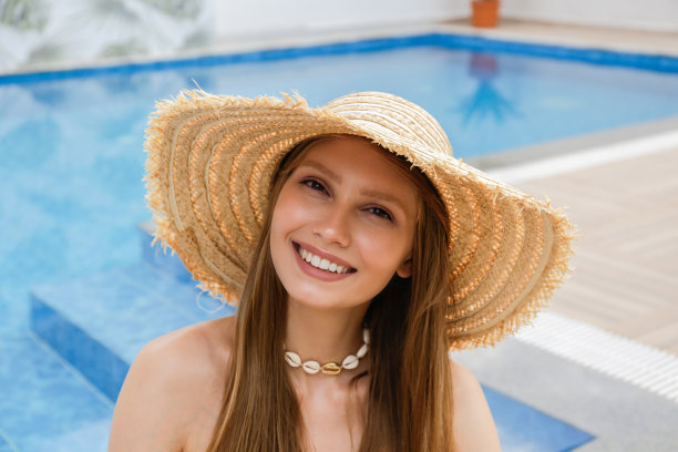 游泳池里的年轻女子。图片下载