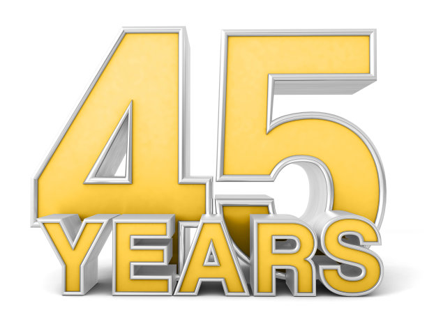 45年3d隔离白底。45周年庆祝。金银金属数字。3D插图。图片下载