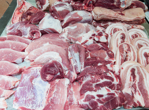 超市的柜台上出售着黑田猪肉。图片下载