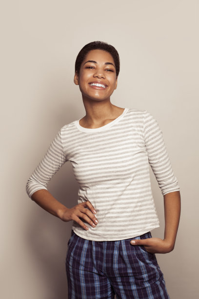 迷人的年轻女子微笑着站在白色背景的肖像图片下载