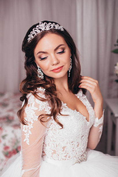 年轻漂亮的新娘留着深色的婚礼发型图片下载