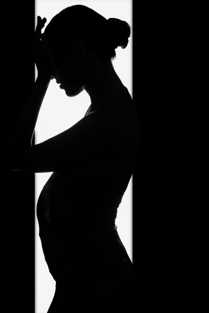 白底上的年轻女子。女性身体的黑白剪影。女性的剪影。图片下载