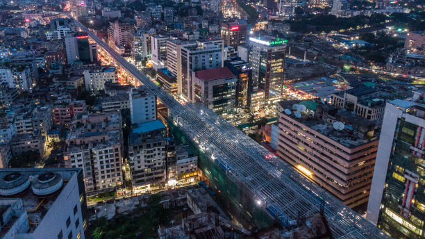 地铁车站，摩天大楼，达卡的住宅区在夜晚日落之后图片下载