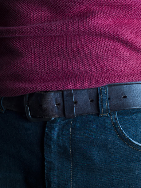 男人裤子腰带的特写。图片下载