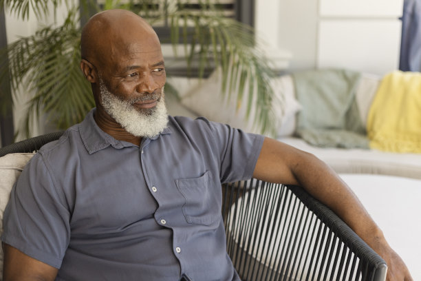 英俊的老男人在外面享受一天图片下载