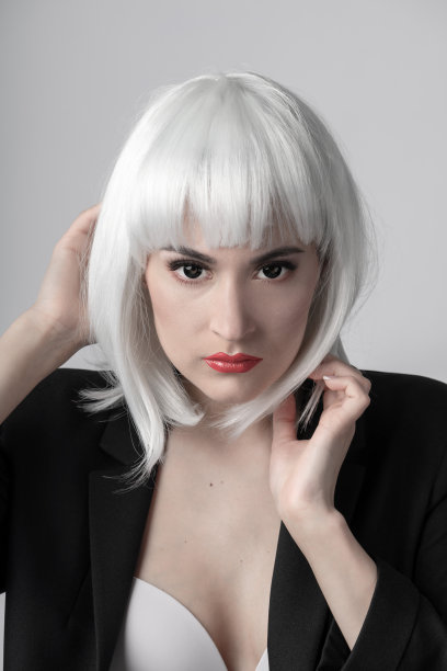 美丽的女人有黑色的眼睛和白色的假发肖像图片下载