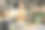 可爱的花商女孩在花店收集一束玫瑰。图片下载