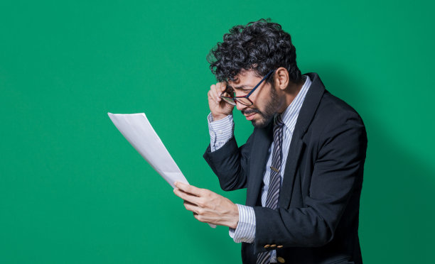 困惑于手中文件的商人，困惑于手中文件的商人，困惑于手中文件的男人，困惑于手中文件的男人图片下载