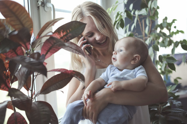 妈妈抱着孩子打电话图片下载