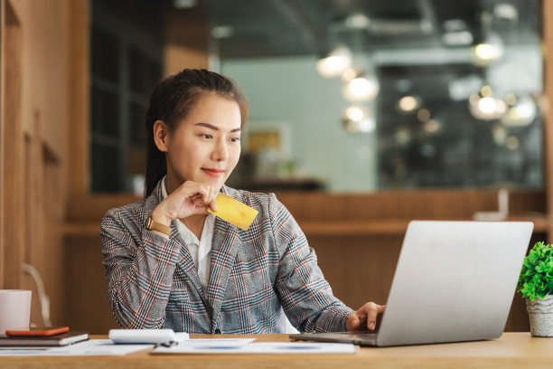 年轻的亚洲女性使用信用卡和手机网上购物，技术钱钱包和网上支付概念，信用卡模型。图片下载