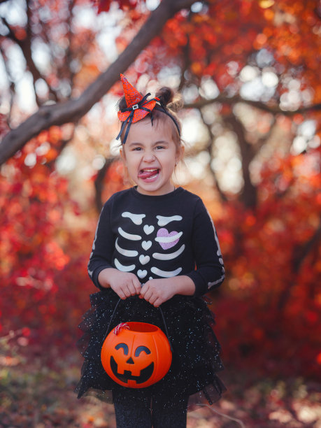 穿着黑色服装的小女孩在玩不给糖就捣蛋的游戏图片下载