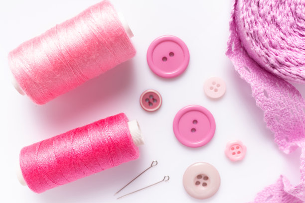 白色背景的缝纫配件和用品。创意定制概念图片下载