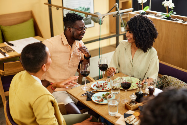 朋友们在餐厅的餐桌上愉快地聊天。图片下载