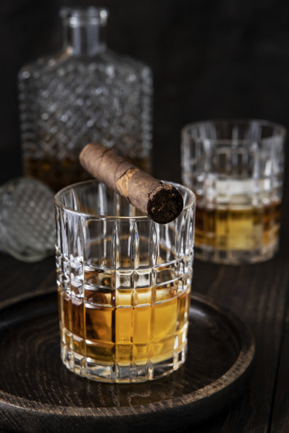 几杯威士忌配上深色的背景图片下载